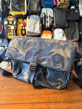 Crumpler Day By Day chi chi Camouflage Waxed Canvas Messenger Bag - Crossbody